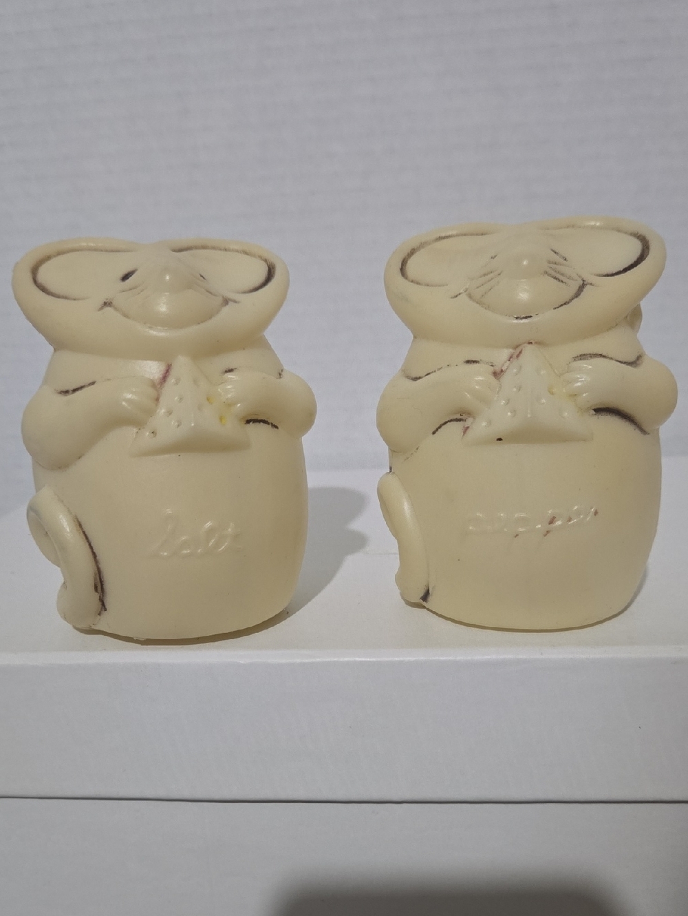 Vintage 1976 Chadwick Hard Plastic Salt/Pepper Shakers-Mice Holding Cheese